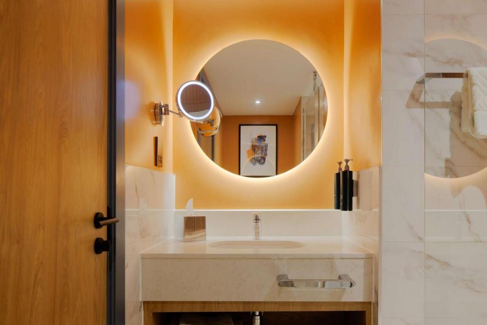A Practical Guide: How to Achieve Hotel Luxury With a Vanity LED Mirror